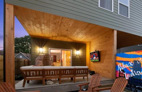 Indianapolis House | Newly Renovated l Fire Pit Hot Tub Arcade