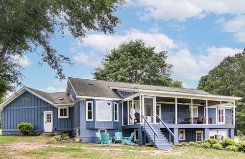 Campobello House | Newly Renovated Lake Bowen Home w/Game Room!