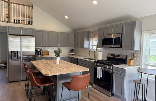 Edinboro Cottage | NEWLY RENOVATED LAKESIDE COTTAGE in EDINBORO- 3 MIN WALK to LAKE
