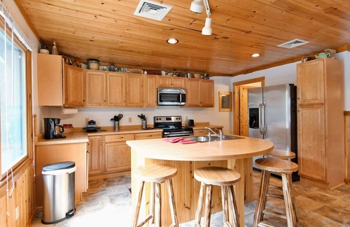 Hayward House | Newly renovated large space - great for groups
