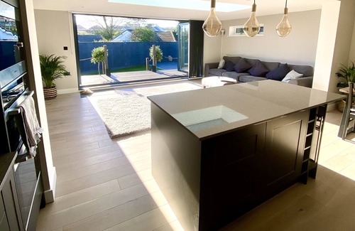 Carbis Bay House | Newly renovated modern 3 bed bungalow with HOT TUB! 5 minutes from St ives