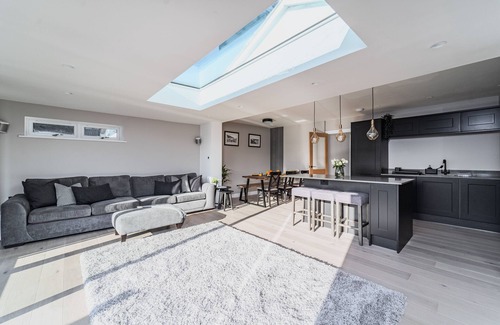 Carbis Bay House | Newly renovated modern 3 bed bungalow with HOT TUB! 5 minutes from St ives