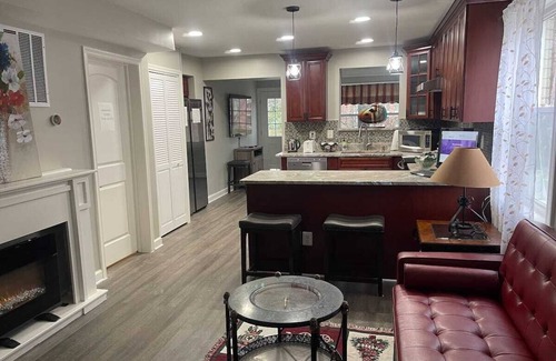 North Rosslyn House | Newly Renovated Modern & Cozy Townhome conveniently located in Rosslyn - Parking