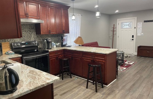 North Rosslyn House | Newly Renovated Modern & Cozy Townhome conveniently located in Rosslyn - Parking