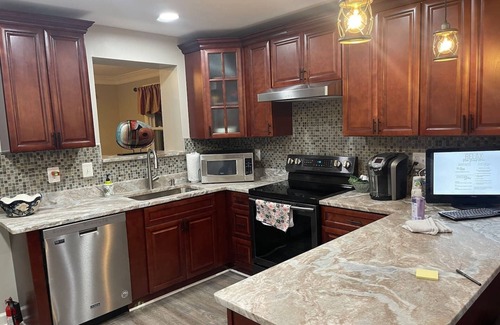 North Rosslyn House | Newly Renovated Modern & Cozy Townhome conveniently located in Rosslyn - Parking