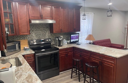 North Rosslyn House | Newly Renovated Modern & Cozy Townhome conveniently located in Rosslyn - Parking