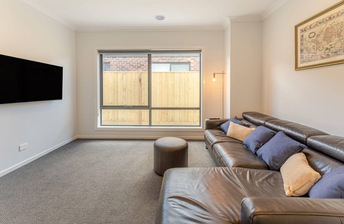 Tarneit House | Newly Renovated, Modern 5BR Holiday Home