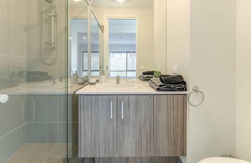 Tarneit House | Newly Renovated, Modern 5BR Holiday Home