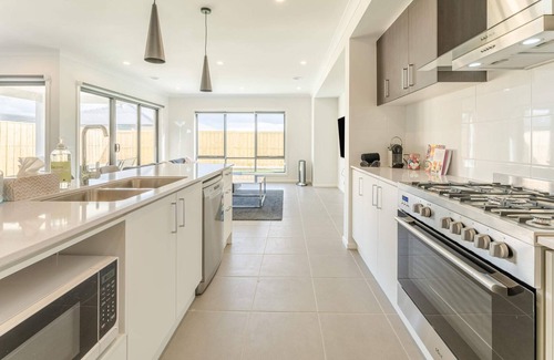 Tarneit House | Newly Renovated, Modern 5BR Holiday Home