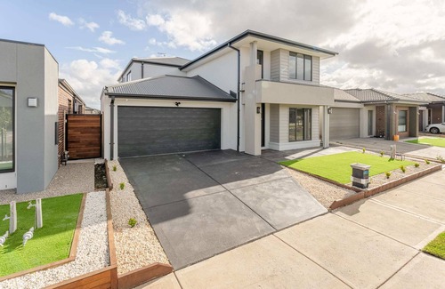 Tarneit House | Newly Renovated, Modern 5BR Holiday Home