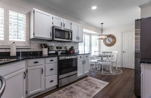 Cary House | Newly Renovated Modern Home centrally located in Cary, near RDU and PNC Arenan