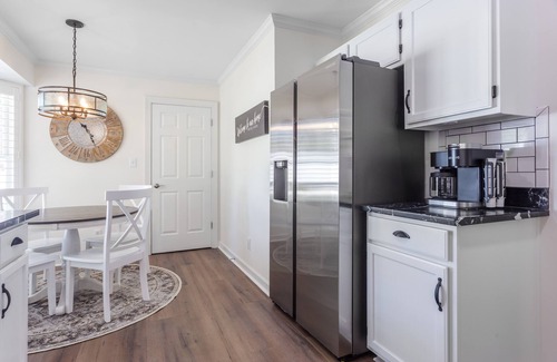 Cary House | Newly Renovated Modern Home centrally located in Cary, near RDU and PNC Arenan
