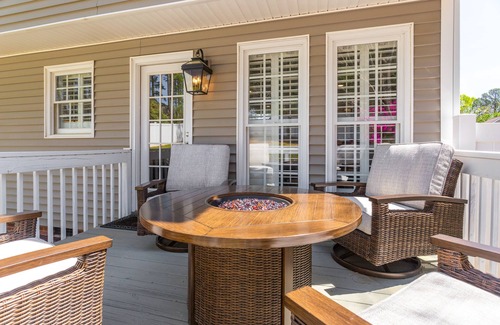 Cary House | Newly Renovated Modern Home centrally located in Cary, near RDU and PNC Arenan