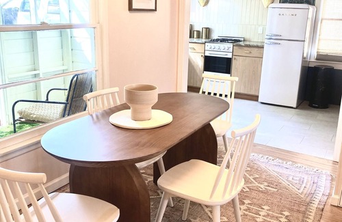 Austin Ave. House | Newly Renovated Modern Home w/gas fireplace- blocks from Magnolia Castle