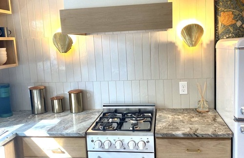 Austin Ave. House | Newly Renovated Modern Home w/gas fireplace- blocks from Magnolia Castle