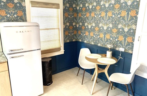 Austin Ave. House | Newly Renovated Modern Home w/gas fireplace- blocks from Magnolia Castle