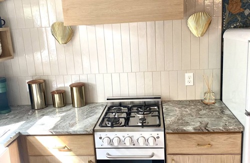 Austin Ave. House | Newly Renovated Modern Home w/gas fireplace- blocks from Magnolia Castle