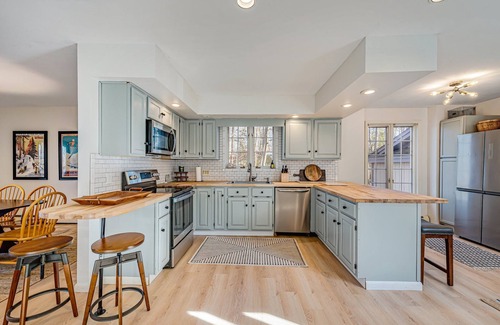 Hidden Valley House | Newly Renovated mountain top Ski House - Short Walk to Slopes