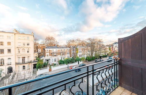 Holland Park Apartment | Newly Renovated Notting Hill Luxury Spacious Top Floor One Bedroom Flat