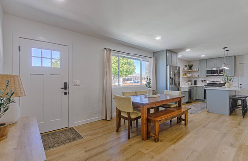 North Valley House | Newly Renovated Oceanside Home