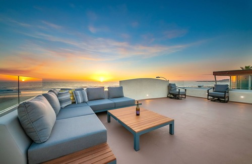 Mission Beach Villa | Newly Renovated Oceanfront 8BD/2 Houses w/AC, Hot Tub, Firepit, & Huge Rooftop Deck!