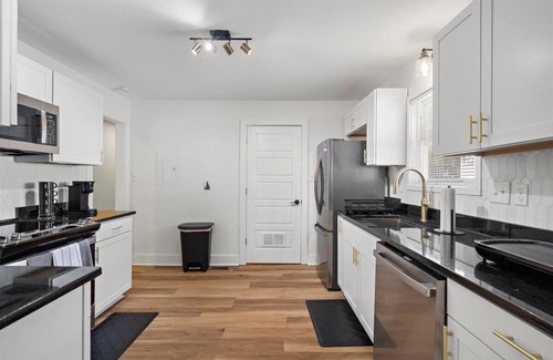 Charlotte House | Newly Renovated, Sleeps 9, Fire Pit & Games, 5 mins from Uptown Charlotte