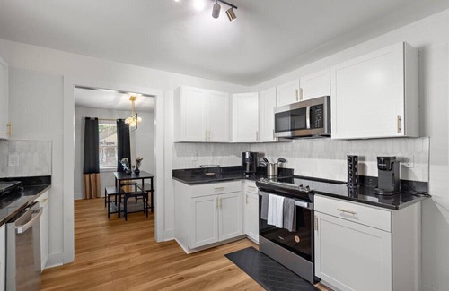 Charlotte House | Newly Renovated, Sleeps 9, Fire Pit & Games, 5 mins from Uptown Charlotte