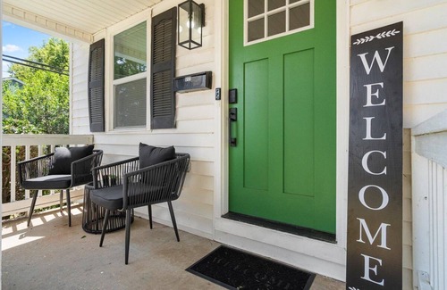Charlotte House | Newly Renovated, Sleeps 9, Fire Pit & Games, 5 mins from Uptown Charlotte