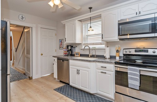 Geneva House | Newly Renovated | Sleeps 8 | Walk to Seneca Lake