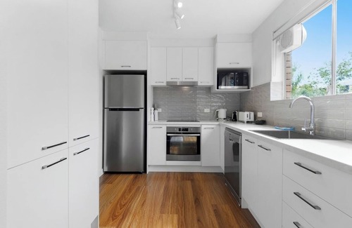 South Yarra Apartment | Newly Renovated South Yarra 2BR Apt with parking