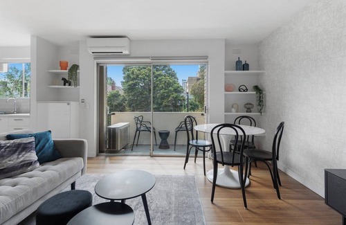 South Yarra Apartment | Newly Renovated South Yarra 2BR Apt with parking