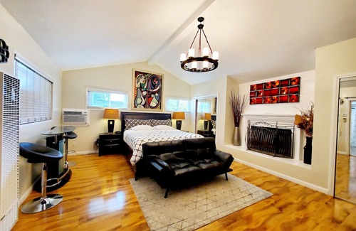 Oak Park House | Newly Renovated Stylish Guest Suite with Exterior Entrance