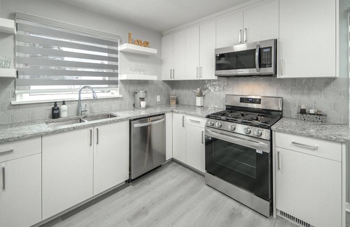 Southwest Calgary House | Newly Renovated Stylish & Romantic Home, 5 minutes to Downtown & Ctrain & 17 Ave