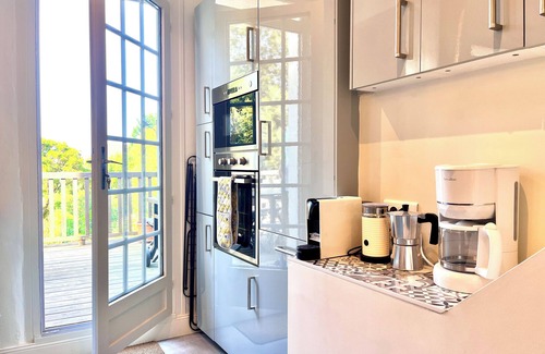 Bergerac House | Newly renovated three storey Townhouse with garden, pool and lovely sun terrace.