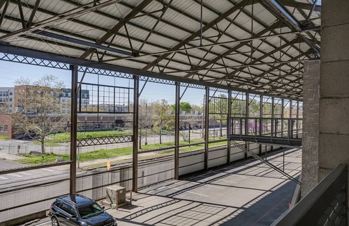 North Capitol Condo | Newly Renovated, Top Floor Quiet Cozy Riverfront Condo with Free Parking
