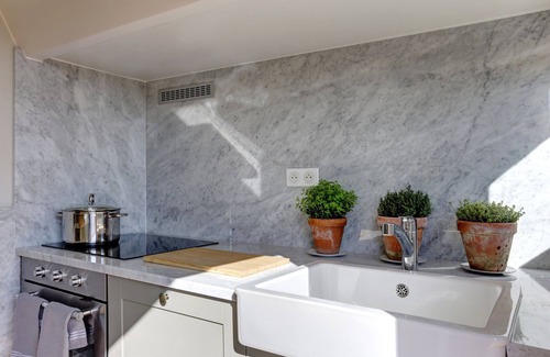 Antibes Old Town House | Newly renovated townhouse w/garden and sea-view for 4 guests in old Antibes