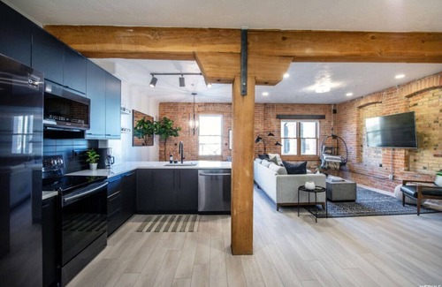 Rio Grande Apartment | Newly Renovated Industrial Modern Downtown Loft