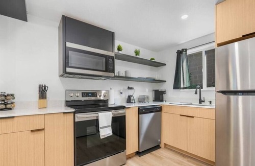 Liberty Wells Apartment | Newly Renovated & Furnished Condo | 86