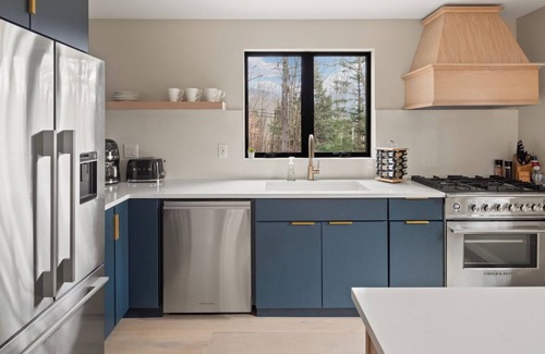 Stowe Hollow House | Newly Renovated Vermont Chic home in Stowe Hollow 3 Mins to Town With HOT TUB!