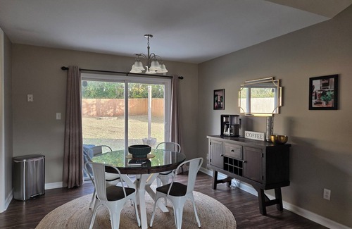 Madison House | Newly renovated with coffee bar, bonus room, fire pit and fully stocked kitchen