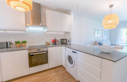 Alpouvar Apartment | Newly updated 2 Bed 2 Bath Poolside Apartment withAC & WIFI