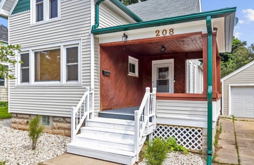 Appleton House | Newly Updated! 2 Min to Downtown Appleton! 4BD/2BA