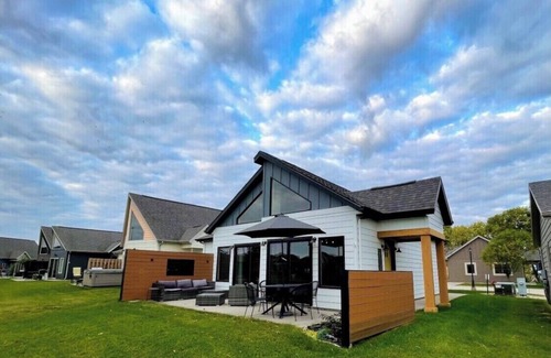 Arnolds Park House | Newly updated(2021)Vacation Home @ Bridges Bay Resort located on the pond