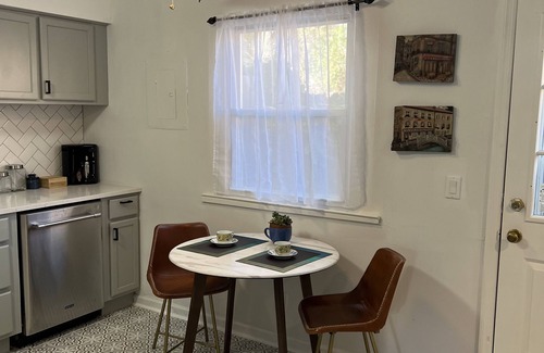 Franklin House | Newly updated 2br townhome