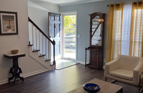Franklin House | Newly updated 2br townhome