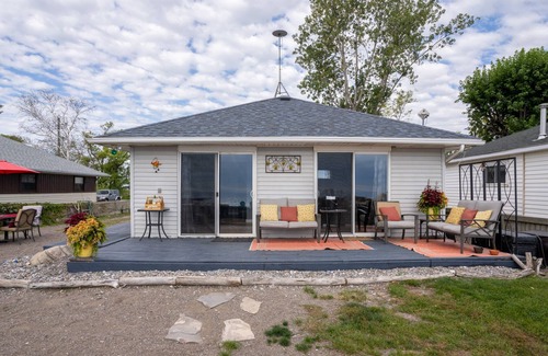 Leamington House | Newly updated 3-bed 2-bath with your own private sandy beach and a creek
