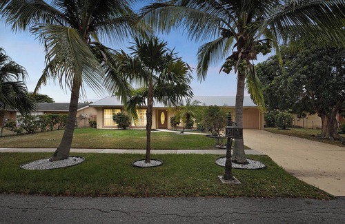 Echo Lake House | Newly UPDATED! 3 BDRM Sleeps 10! Heated Pool, 10min to DT WPB, 15min to Beaches
