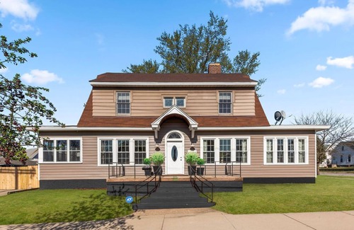 Michigan City House | Newly Updated Designer 5 Bd/2 Ba home in the heart of Michigan City - Sleeps 12