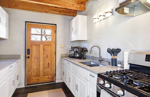 Dixon House | Newly Updated Dixon Wine House. 2 Bedroom 3 Story with room for 8.