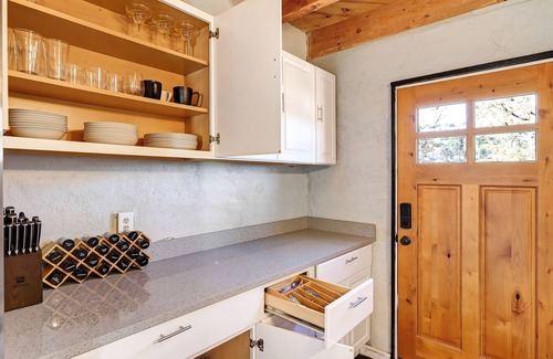 Dixon House | Newly Updated Dixon Wine House. 2 Bedroom 3 Story with room for 8.